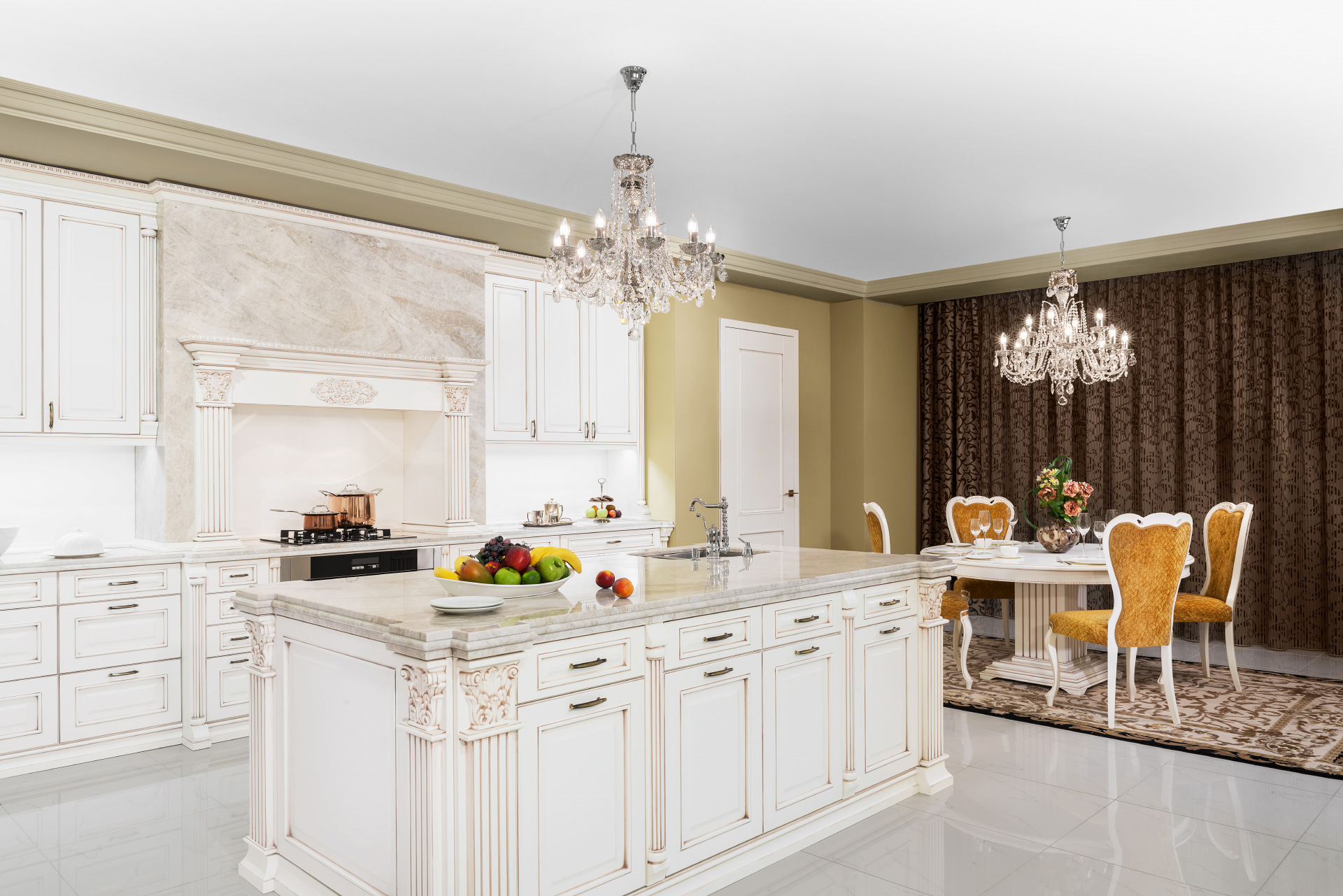Elegantní bílá kuchyně Royal a charakteristické vysoce zdobné římsy a sloupky